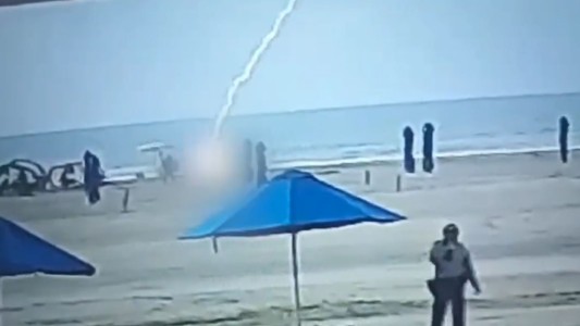 Tragedia en Colombia: una mujer murió tras ser impactada por un rayo en una playa