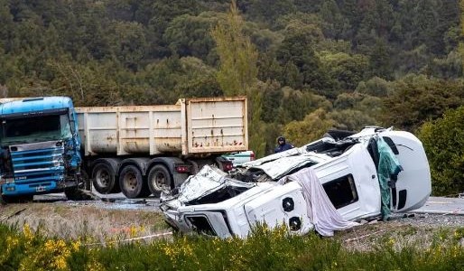 Murió el chofer de la combi y son siete los fallecidos por el choque contra un camión en la Ruta 40