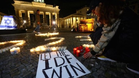 La Embajada de Israel proyectó un filme con las atrocidades del ataque y advirtió: "Quien no condena esto, premia a Hamás"