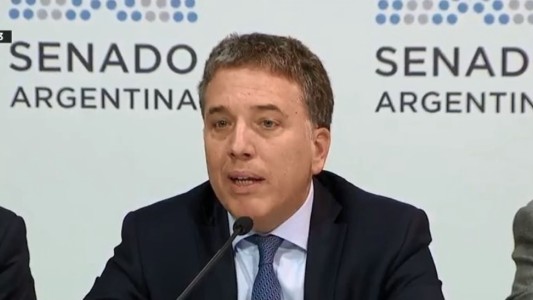 Dujovne dijo que no modificará los impuestos a los pasajes al exterior