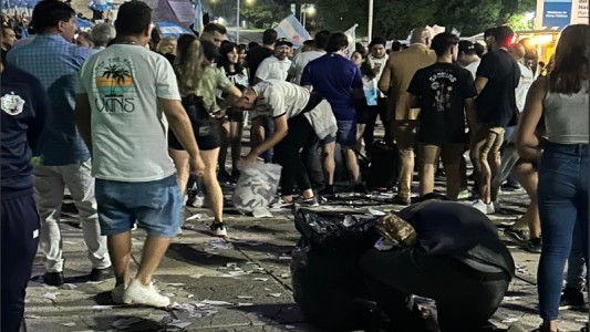 Seguidores de Milei limpiaron el Obelisco después de festejar