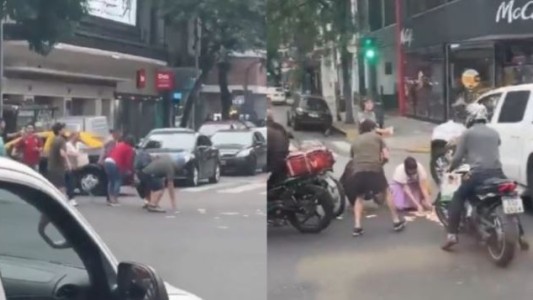 Lluvia de billetes en Colegiales: un repartidor perdió plata y la gente lo ayudó a recuperarla