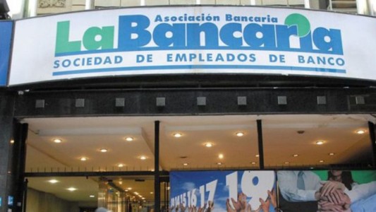 Bancarios ajustan paritarias y cierran un aumento del 17% para noviembre