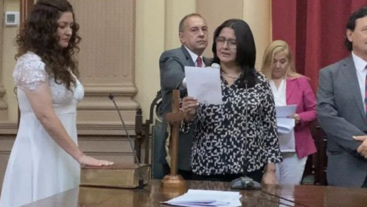 Una diputada salteña asumió su cargo vestida de novia