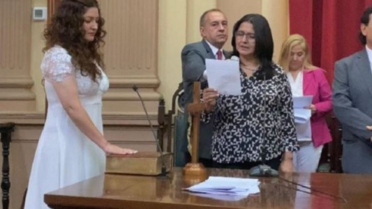 Una diputada salteña asumió a su banca con un vestido de novia: “Hoy me caso con la gente”
