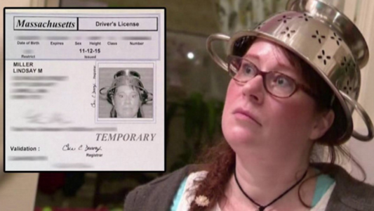 Autorizan a una mujer a sacarse la foto del registro con un colador en la cabeza