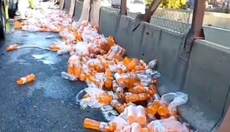 Un camión volcó su carga y hay demoras en la Autopista Buenos Aires-La Plata