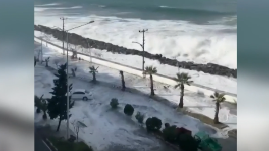 Olas gigantes en la costa de Turquía