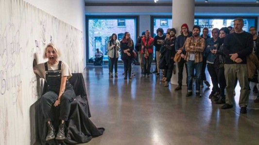 Experimento: Metieron sus brazos en un hoyo y se dejaron tatuar a ciegas