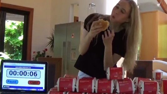 Video: exmodelo comió 22 hamburguesas en una hora para concientizar sobre la extrema delgadez