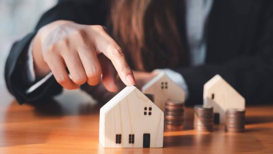 Escribanos deberán reportar a la UIF operaciones inmobiliarias por más de 700 salarios mínimos