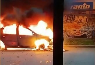 Video: Explotó un auto que perdía gas y un policía resultó herido