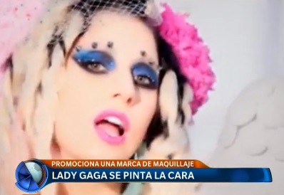 Lady Gaga se pinta la cara