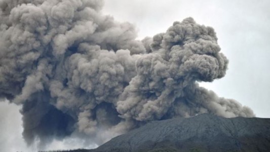 Al menos 11 alpinistas murieron por la erupción de un volcán en Indonesia