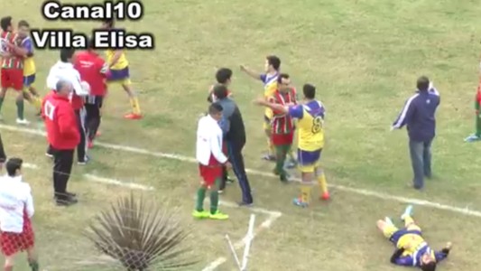 Conmoción en el fútbol: un jugador murió por un golpe en la cabeza durante un partido