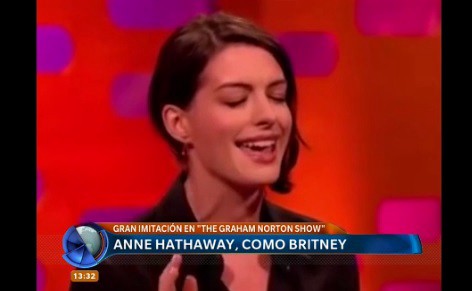¡Es igual! Anne Hathaway imita a Britney Spears en vivo