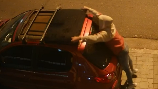 Video: así se robaron el techo corredizo de un auto