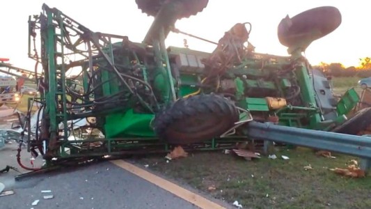 Córdoba: un colectivo de larga distancia chocó con una fumigadora y hay once heridos