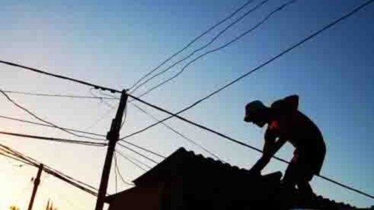 Recibió una descarga eléctrica en el techo de su casa y está grave