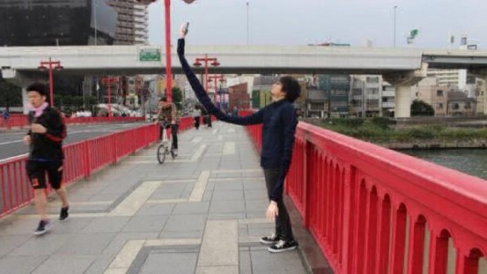 Crea un brazo para tomarse una selfie y pasar desapercibido pero no lo logra