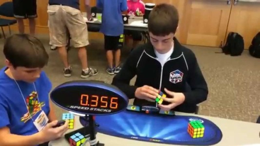 Récord mundial: un chico de 14 años resuelve el "cubo mágico" en 4,9 segundos
