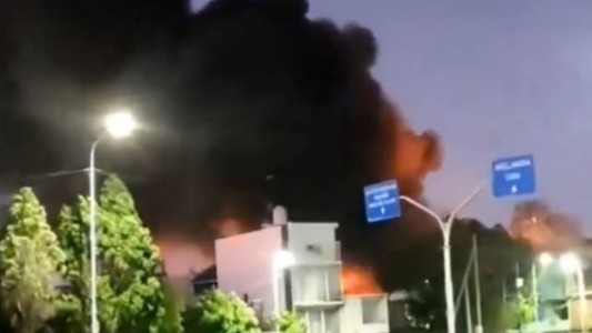 Impresionante incendio de una papelera en Villa Domínico