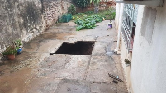 Una mujer fue rescatada tras caer en un pozo ciego: "Cayó con el celular en la mano y pudo pedir ayuda"