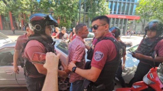 Detienen en un canal de TV al hombre que arrojó un botellazo al presidente Milei