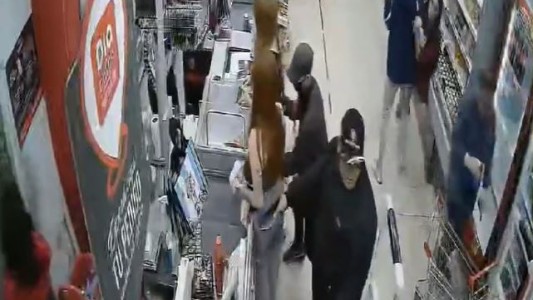Video: salvaje robo en un supermercado de Caballito