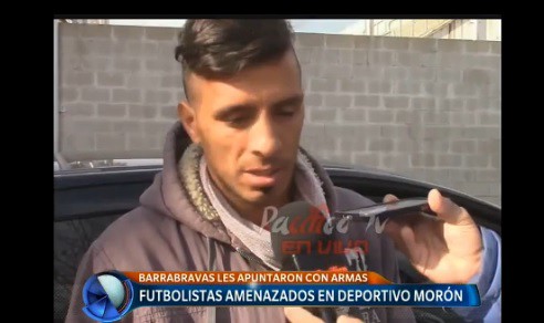 Tras ser amenazado con armas por barras, el goleador de Morón dejó el club