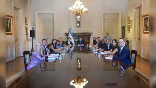Milei encabezó la primera reunión junto a sus ministros tras el ajuste anunciado por Caputo