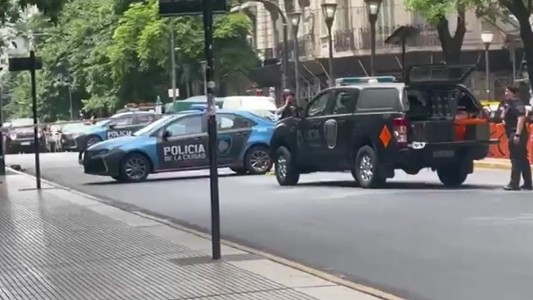 "Todo el mundo salga de la ventana": detonaron un paquete sospechoso en la zona de Tribunales