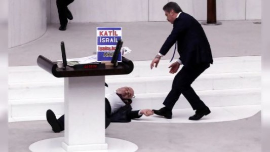Murió un diputado turco que se había desplomado en el Parlamento