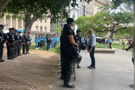 El protocolo "antipiquete" hizo su debut en Plaza Lavalle con un desalojo exprés