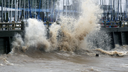 A las consecuencias del temporal se suma la alerta por sudestada en el Río de la Plata