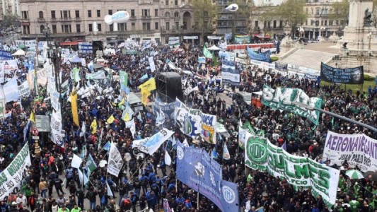 El Gobierno puso a disposición la línea 134 para "denunciar intermediarios en planes sociales"