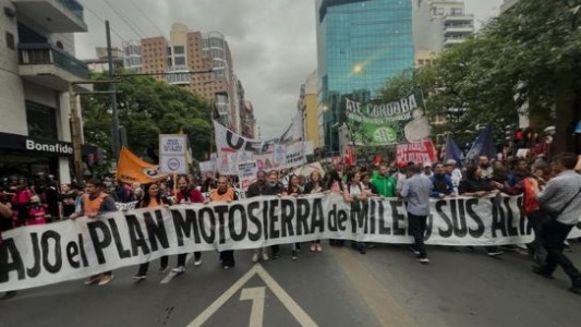 Movilizaron en Córdoba y San Juan contra las políticas oficiales
