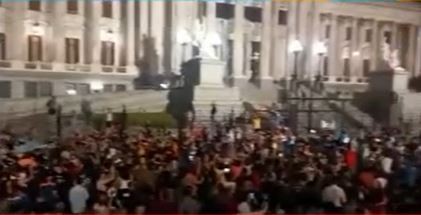 Cacerolazos frente al Congreso y otros puntos del país contra el plan económico de Milei