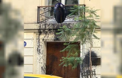 Vandalizaron la embajada argentina en Chile con pintadas contra Milei