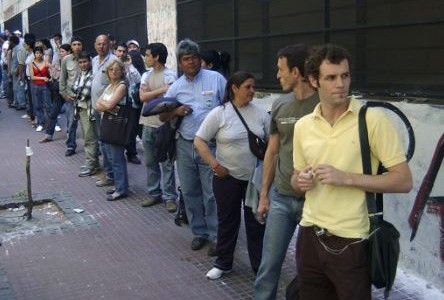 La desocupación en el tercer trimestre bajó al 5,7%