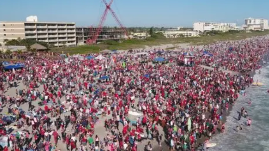 Miles de "Papá Noel" tomaron las playas en Florida: el especial motivo