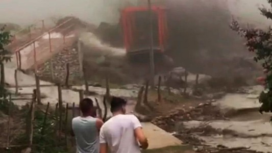 Impactante alud arrasó con un puente en Catamarca