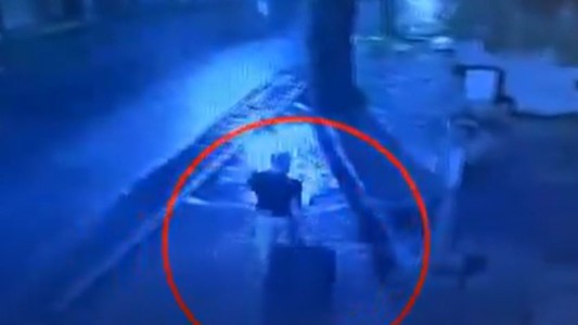 Horror en Lanús: el video que muestra el recorrido del hombre acusado de descuartizar a su padre