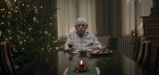Video: cansado de pasar solo la Navidad, un abuelo hace reaccionar a su familia