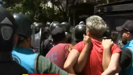 Incidentes en la desconcentración de la marcha contra el DNU de Milei: hay varios detenidos