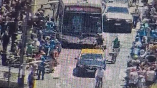 Video: un colectivo atropelló a un policía de la Ciudad en medio de los incidentes tras la marcha de la CGT