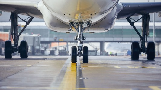 Viajó en el tren de aterrizaje de un avión: quedó internado en grave estado, con "hipotermia severa"