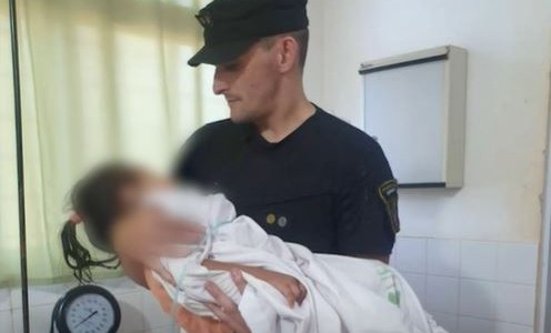 Video: Un policía le salvó la vida a una nena de 2 años que se estaba ahogando en un arroyo en Misiones