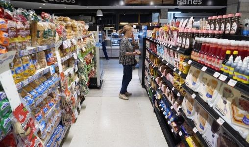 Estiman que la inflación trepó a casi 30% en diciembre y superó el 200% en 2023