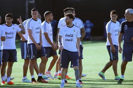 Argentina, lista para el debut con Chile aunque Messi no está confirmado